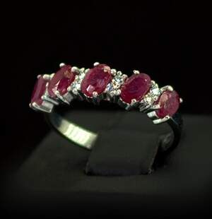 Серебряное кольцо 925 пробы 2,16 г с таїландськими Рубінами и фианитами 1,7 карат Серебряное кольцо 925 пробы 2,16 г с таїландськими Рубінами и фианитами 1,7 карат