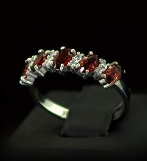 Серебряное кольцо 925 пробы 2,23 г с чеськими Гранатами и фианитами 1,6 карат Серебряное кольцо 925 пробы 2,23 г с чеськими Гранатами и фианитами 1,6 карат