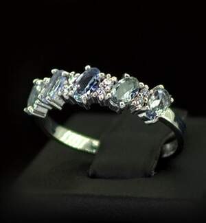 Серебряное кольцо 925 пробы 2,21 г с Танзанітами класса АААА и фианитами 1,5 карат Серебряное кольцо 925 пробы 2,21 г с Танзанітами класса АААА и фианитами 1,5 карат