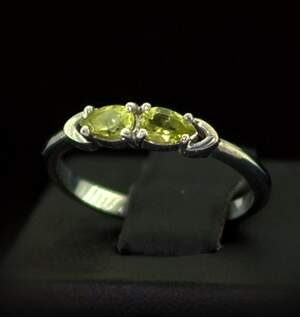 Серебряное кольцо 925 пробы 1,62 г с египетскими Перидотами 0,46 карат Серебряное кольцо 925 пробы 1,62 г с египетскими Перидотами 0,46 карат