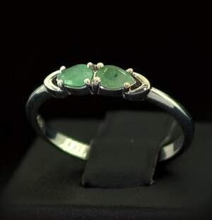 Серебряное кольцо 925 пробы 1,83 г с колумбійськими Изумрудами класса АААА 0,36 карат Серебряное кольцо 925 пробы 1,83 г с колумбійськими Изумрудами класса АААА 0,36 карат