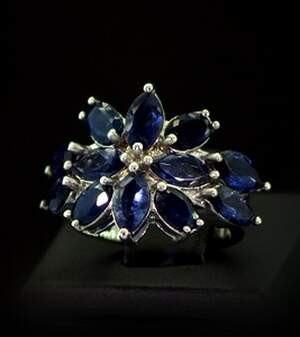 Серебряное кольцо 925 пробы 6,07 г с танзанийскими Іолітами и шри-ланкийскими Сапфірами класса АААА 5,96 карат Серебряное кольцо 925 пробы 6,07 г с танзанийскими Іолітами и шри-ланкийскими Сапфірами класса АААА 5,96 карат