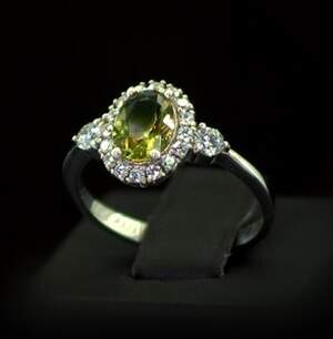 Серебряное кольцо 925 пробы 2,84 г с турецким Султанітом класса AAAA и фианитами 2,05 карат Серебряное кольцо 925 пробы 2,84 г с турецким Султанітом класса AAAA и фианитами 2,05 карат