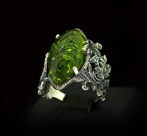 Серебряное кольцо 925 пробы 5,4 г с зеленым Бурштином 3,75 карат Серебряное кольцо 925 пробы 5,4 г с зеленым Бурштином 3,75 карат