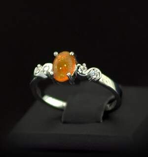 Серебряное кольцо 925 пробы 2,18 гр. с огненным эфиопским Опалом класса АААА и топазами из США 0,71 карат