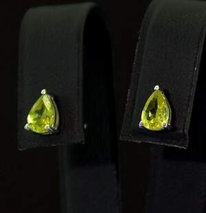 Серебряные серьги 925 пробы 0,91 гр. с норвежскими Сфенами класса АААА и топазами из США 0,92 карат Серебряные серьги 925 пробы 0,91 гр. с норвежскими Сфенами класса АААА и топазами из США 0,92 карат