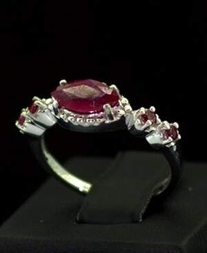 Серебряное кольцо 925 пробы 3,28 гр. с африканским Роял рубином класса AAAA 1,59 карат Серебряное кольцо 925 пробы 3,28 гр. с африканским Роял рубином класса AAAA 1,59 карат