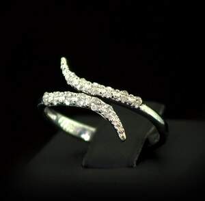 Серебряное кольцо 925 пробы 2,36 гр. с белыми африканскими бриллиантами VVS1 0,12 карат Серебряное кольцо 925 пробы 2,36 гр. с белыми африканскими бриллиантами VVS1 0,12 карат