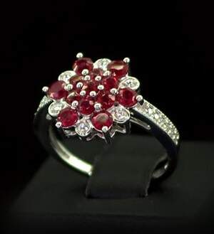 Серебряное кольцо 925 пробы 3,23 гр. с африканским Роял рубином класса AAAA и топазами из США 1,89 карат Серебряное кольцо 925 пробы 3,23 гр. с африканским Роял рубином класса AAAA и топазами из США 1,89 карат