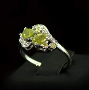 Серебряное кольцо 925 пробы 2,59 гр. с норвежским Сфеном класса АААА и топазами из США 1,24 карат Серебряное кольцо 925 пробы 2,59 гр. с норвежским Сфеном класса АААА и топазами из США 1,24 карат