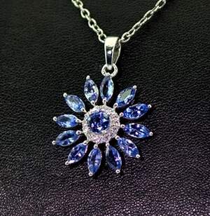 Серебряная подвеска 925 пробы 3,12 гр. с Танзанитами класса АААА и топазами из США 3,34 карат Серебряная подвеска 925 пробы 3,12 гр. с Танзанитами класса АААА и топазами из США 3,34 карат