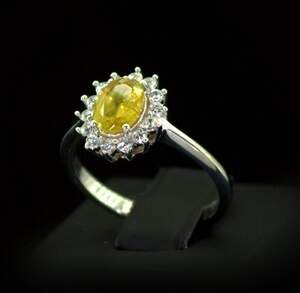 Серебряное кольцо 925 пробы 3,03 гр. с норвежским Сфеном класса АААА и топазами из США 1,89 карат Серебряное кольцо 925 пробы 3,03 гр. с норвежским Сфеном класса АААА и топазами из США 1,89 карат