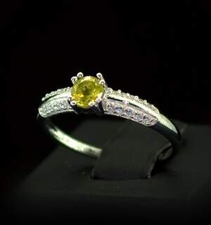 Серебряное кольцо 925 пробы 1,89 гр. с норвежским Сфеном класса АААА и топазами из США 0,9 карат Серебряное кольцо 925 пробы 1,89 гр. с норвежским Сфеном класса АААА и топазами из США 0,9 карат