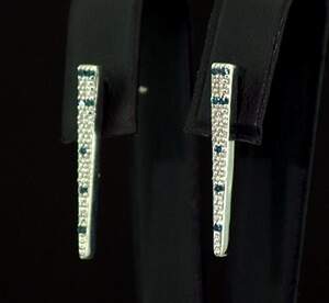 Серебряные серьги 925 пробы 2,44 гр. с голубыми бриллиантами Hope VVS1 0,1 карат Серебряные серьги 925 пробы 2,44 гр. с голубыми бриллиантами Hope VVS1 0,1 карат