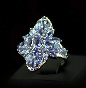 Серебряное кольцо 925 пробы 5,11 гр. с Танзанитами класса АААА и топазами из США 3,98 карат Серебряное кольцо 925 пробы 5,11 гр. с Танзанитами класса АААА и топазами из США 3,98 карат