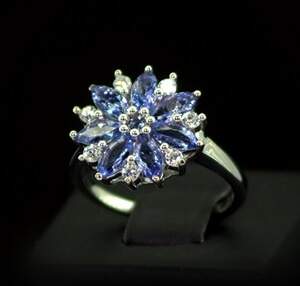 Серебряное кольцо 925 пробы 3,42 гр. с Танзанитами класса АААА и топазами из США 1,87 карат Серебряное кольцо 925 пробы 3,42 гр. с Танзанитами класса АААА и топазами из США 1,87 карат