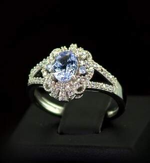 Серебряное кольцо 925 пробы 3,86 гр. с Танзанитами класса АААА и топазами из США 1,28 карат Серебряное кольцо 925 пробы 3,86 гр. с Танзанитами класса АААА и топазами из США 1,28 карат