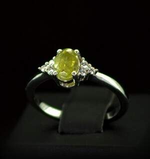 Серебряное кольцо 925 пробы 2,7 гр. с норвежским Сфеном класса АААА и топазами из США 1,13 карат Серебряное кольцо 925 пробы 2,7 гр. с норвежским Сфеном класса АААА и топазами из США 1,13 карат