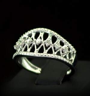 Серебряное кольцо 925 пробы 2,78 гр. с белыми африканскими бриллиантами VVS1 0,23 карат Серебряное кольцо 925 пробы 2,78 гр. с белыми африканскими бриллиантами VVS1 0,23 карат