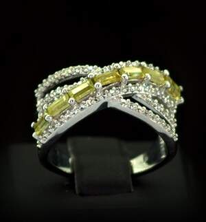 Серебряное кольцо 925 пробы 5,91 гр. с норвежским Сфеном класса АААА и топазами из США 2,48 карат Серебряное кольцо 925 пробы 5,91 гр. с норвежским Сфеном класса АААА и топазами из США 2,48 карат