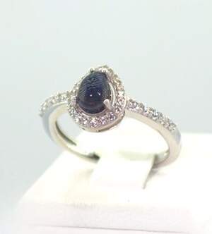 Серебряное кольцо 925 пробы 2,97 гр. с черным эфиопским Опалом класса АААА и топазами из США 1,16 карат Серебряное кольцо 925 пробы 2,97 гр. с черным эфиопским Опалом класса АААА и топазами из США 1,16 карат