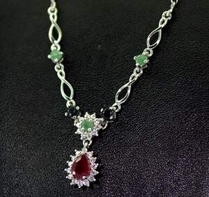 Серебряное колье 925 пробы 6,83 гр. с голубыми шри-ланкийскими Сапфирами класса АААА, бразильскими Изумрудами класса АААА, африканскими Роял Рубинами Серебряное колье 925 пробы 6,83 гр. с голубыми шри-ланкийскими Сапфирами класса АААА, бразильскими Изумрудами класса АААА, африканскими Роял Рубинами