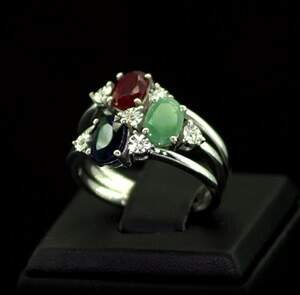 Серебряное кольцо 925 пробы 6,41 гр. с голубыми шри-ланкийскими Сапфирами класса АААА, бразильскими Изумрудами класса АААА, африканскими Роял Рубинами Серебряное кольцо 925 пробы 6,41 гр. с голубыми шри-ланкийскими Сапфирами класса АААА, бразильскими Изумрудами класса АААА, африканскими Роял Рубинами
