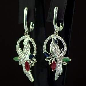 Серебряные серьги 925 пробы 6,74 гр. с голубыми шри-ланкийскими Сапфирами класса АААА, бразильскими Изумрудами класса АААА, африканскими Роял Рубинами Серебряные серьги 925 пробы 6,74 гр. с голубыми шри-ланкийскими Сапфирами класса АААА, бразильскими Изумрудами класса АААА, африканскими Роял Рубинами
