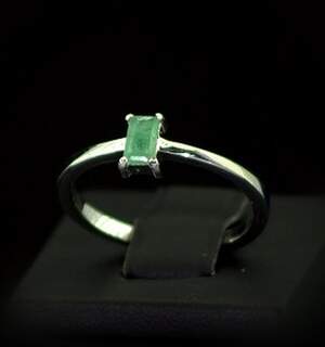 Серебряное кольцо 925 пробы 1,88 гр. с бразильскими Изумрудами класса АААА 0,25 карат Серебряное кольцо 925 пробы 1,88 гр. с бразильскими Изумрудами класса АААА 0,25 карат
