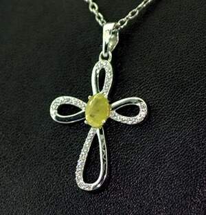 Серебряная подвеска 925 пробы 2,46 гр. с норвежским Сфеном класса АААА и топазами из США 1,44 карат Серебряная подвеска 925 пробы 2,46 гр. с норвежским Сфеном класса АААА и топазами из США 1,44 карат