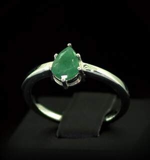 Серебряное кольцо 925 пробы 2,52 гр. с бразильскими Изумрудами класса АААА 0,9 карат Серебряное кольцо 925 пробы 2,52 гр. с бразильскими Изумрудами класса АААА 0,9 карат