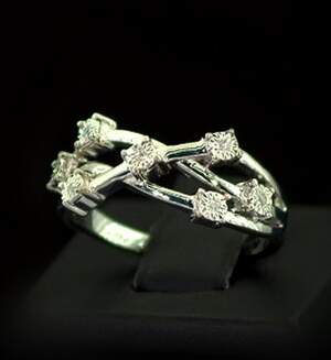 Серебряное кольцо 925 пробы 3,77 гр. с белыми африканскими бриллиантами VVS1 0,05 карат Серебряное кольцо 925 пробы 3,77 гр. с белыми африканскими бриллиантами VVS1 0,05 карат