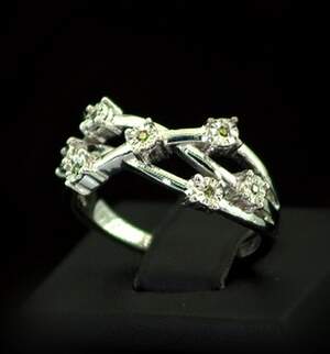 Серебряное кольцо 925 пробы 3,74 гр. с зелеными намибийскими Бриллиантами класса VVS1 0,05 карат Серебряное кольцо 925 пробы 3,74 гр. с зелеными намибийскими Бриллиантами класса VVS1 0,05 карат