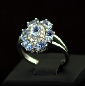 Серебряное кольцо 925 пробы 3,69 гр. с Танзанитами класса АААА и топазами из США 2,06 карат Серебряное кольцо 925 пробы 3,69 гр. с Танзанитами класса АААА и топазами из США 2,06 карат