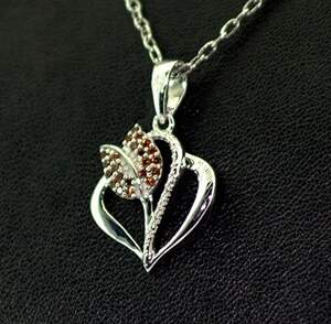 Серебряная подвеска 925 пробы 1,96 гр. с красными австралийскими бриллиантами VVS1 0,15 карат Серебряная подвеска 925 пробы 1,96 гр. с красными австралийскими бриллиантами VVS1 0,15 карат