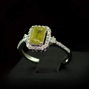 Серебряное кольцо 925 пробы 2,45 гр. с норвежским Сфеном класса АААА и топазами из США 1,93 карат Серебряное кольцо 925 пробы 2,45 гр. с норвежским Сфеном класса АААА и топазами из США 1,93 карат