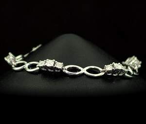 Серебряный браслет 925 пробы 6,31 гр. с белыми африканскими бриллиантами VVS1 0,11 карат Серебряный браслет 925 пробы 6,31 гр. с белыми африканскими бриллиантами VVS1 0,11 карат