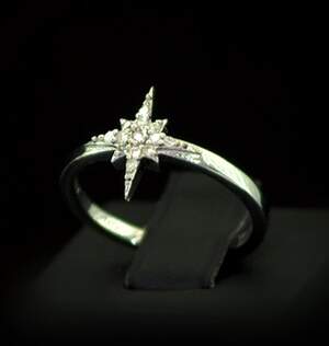 Серебряное кольцо 925 пробы 2,24 гр. с белыми африканскими бриллиантами VVS1 0,1 карат Серебряное кольцо 925 пробы 2,24 гр. с белыми африканскими бриллиантами VVS1 0,1 карат