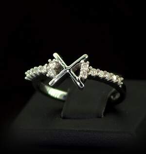 Серебряное кольцо 925 пробы 2,63 гр. с белыми африканскими бриллиантами VVS1 0,18 карат Серебряное кольцо 925 пробы 2,63 гр. с белыми африканскими бриллиантами VVS1 0,18 карат