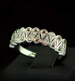 Серебряное кольцо 925 пробы 3,54 гр. с красными австралийскими Бриллиантами VVS1 0,11 карат Серебряное кольцо 925 пробы 3,54 гр. с красными австралийскими Бриллиантами VVS1 0,11 карат