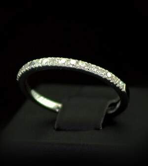 Серебряное кольцо 925 пробы 1,51 гр. с белыми африканскими бриллиантами VVS1 0,21 карат Серебряное кольцо 925 пробы 1,51 гр. с белыми африканскими бриллиантами VVS1 0,21 карат