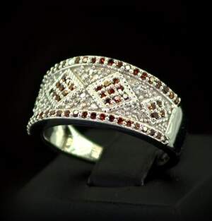 Серебряное кольцо 925 пробы 5,77 гр. с красными австралийскими бриллиантами VVS1 0,78 карат Серебряное кольцо 925 пробы 5,77 гр. с красными австралийскими бриллиантами VVS1 0,78 карат