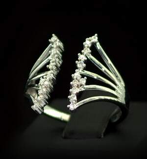 Серебряное кольцо 925 пробы 3,37 гр. с белыми африканскими бриллиантами VVS1 0,22 карат Серебряное кольцо 925 пробы 3,37 гр. с белыми африканскими бриллиантами VVS1 0,22 карат