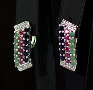 Серебряные серьги 925 пробы 4,51 гр. с голубыми шри-ланкийскими Сапфирами класса АААА, бразильскими Изумрудами класса АААА, африканскими Роял Рубинами Серебряные серьги 925 пробы 4,51 гр. с голубыми шри-ланкийскими Сапфирами класса АААА, бразильскими Изумрудами класса АААА, африканскими Роял Рубинами