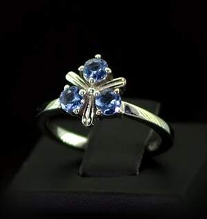 Серебряное кольцо 925 пробы 3,22 гр. с Танзанитами класса АААА и топазами из США 0,8 карат Серебряное кольцо 925 пробы 3,22 гр. с Танзанитами класса АААА и топазами из США 0,8 карат