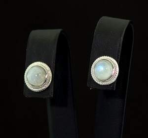 Серебряные серьги 925 пробы 2,04 г с камнем Луны 2,6 карат Серебряные серьги 925 пробы 2,04 г с камнем Луны 2,6 карат