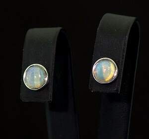 Серебряные серьги 925 пробы 1,26 г белыми Опалами 0,79 карат Серебряные серьги 925 пробы 1,26 г белыми Опалами 0,79 карат