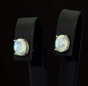 Серебряные серьги 925 пробы 1,53 г с камнем Луны 1,6 карат Серебряные серьги 925 пробы 1,53 г с камнем Луны 1,6 карат