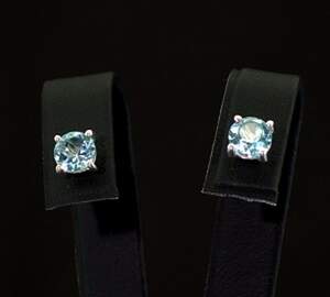 Серебряные серьги 925 пробы 1.71 г с голубыми Топазами 2 карат Серебряные серьги 925 пробы 1.71 г с голубыми Топазами 2 карат