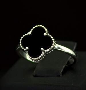 Серебряное кольцо 925 пробы 2,21 г с Оніксом 1,5 карат Серебряное кольцо 925 пробы 2,21 г с Оніксом 1,5 карат